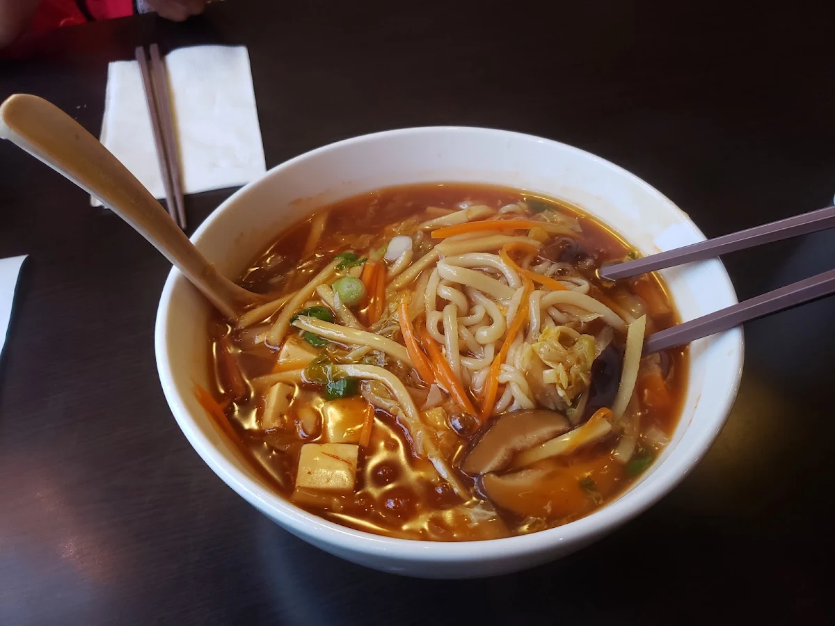 noodles in hot and sour soup 酸辣湯拉麵